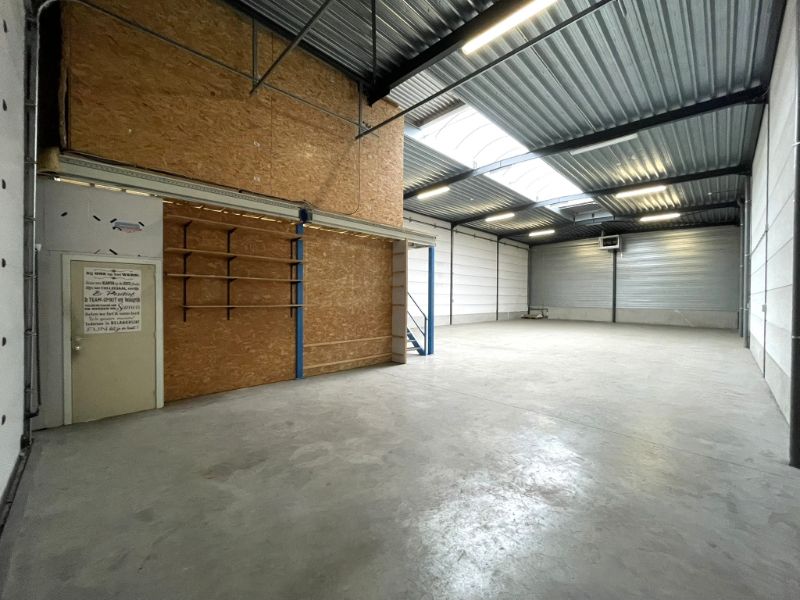 Zeer goed gelegen KMO-unit van 310 m² met mezzanine en 3 parkeerplaatsen foto 5