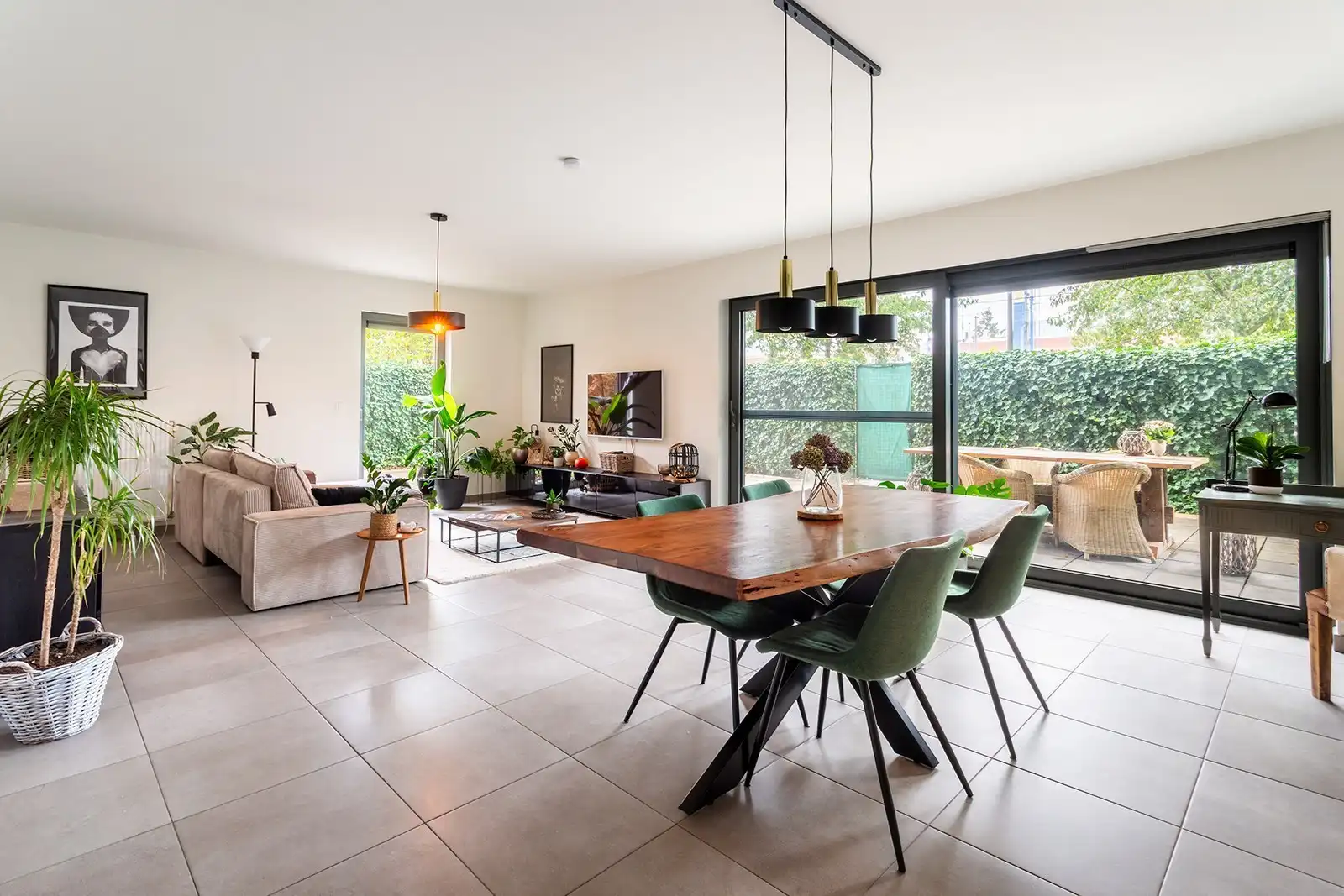 Instapklaar 3-slaapkamer appartement met tuin en moderne afwerking foto {{pictureIndex}}