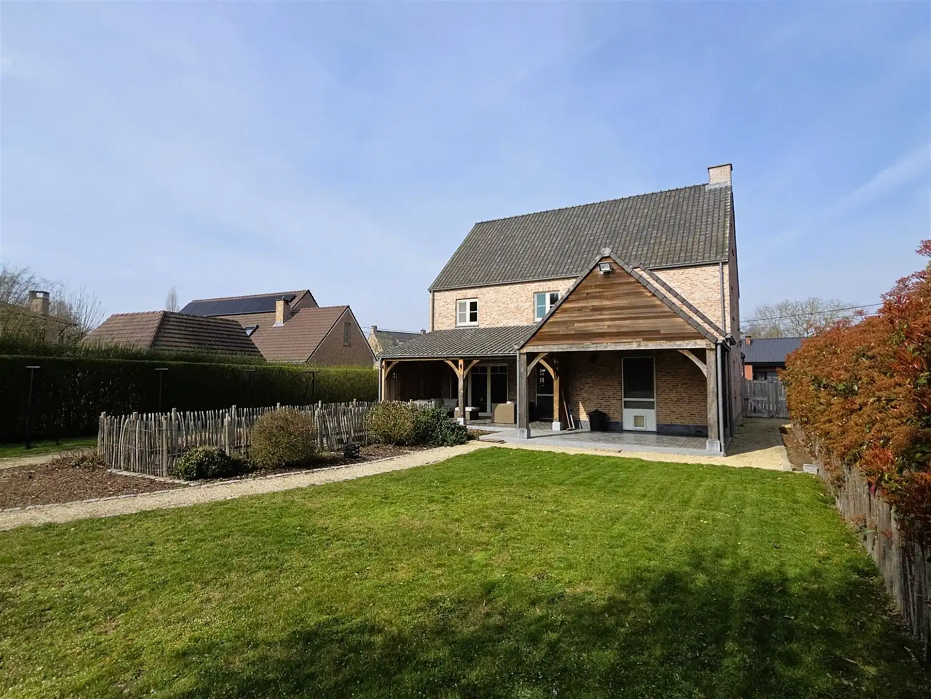 Prachtige villa woning, 5 slaapkamers, 2 badkamers in een zeer rustige straat gelegen foto 3