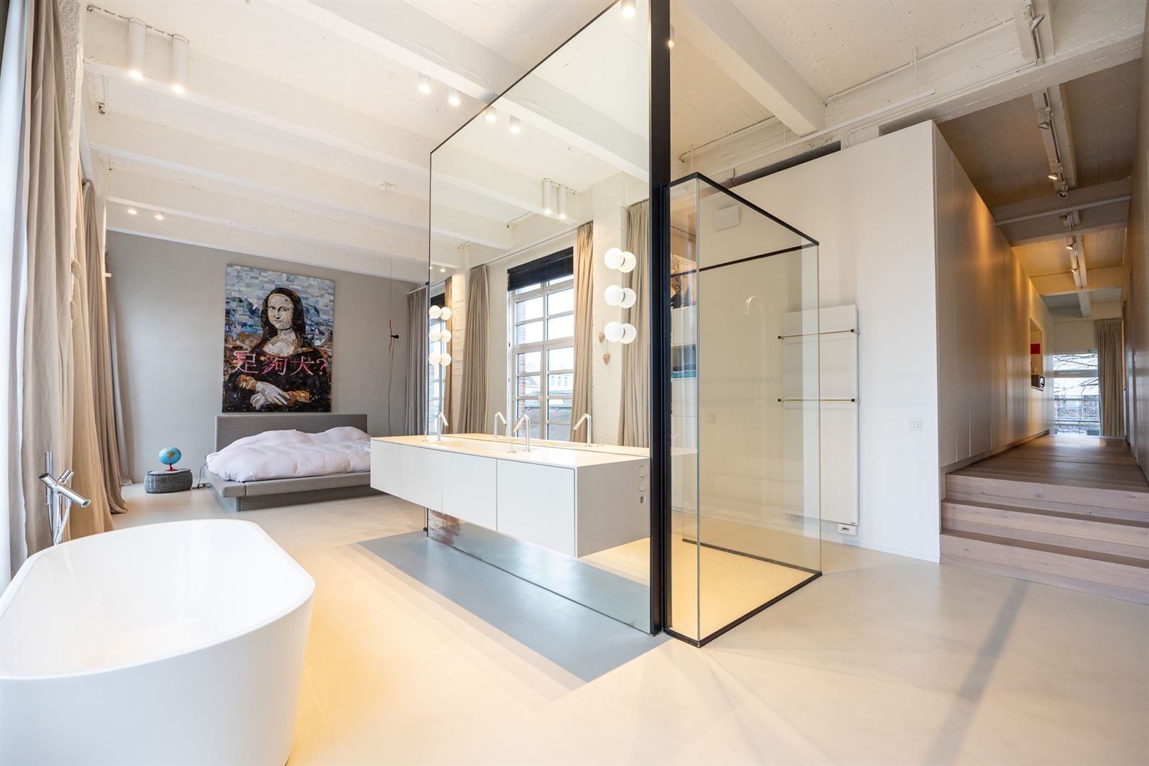XXL loft met industriële ziel en terras foto 10