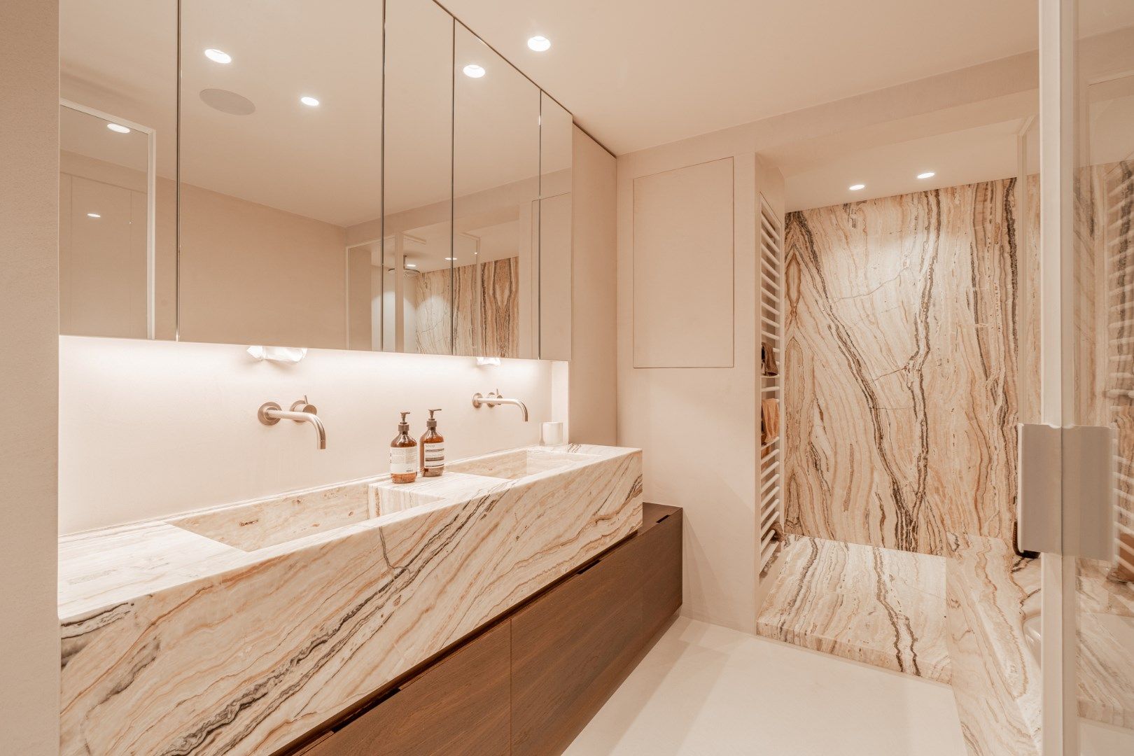 Zeer luxueus en smaakvol afgewerkt 4 slaapkamer appartement met frontaal zeezicht foto 11