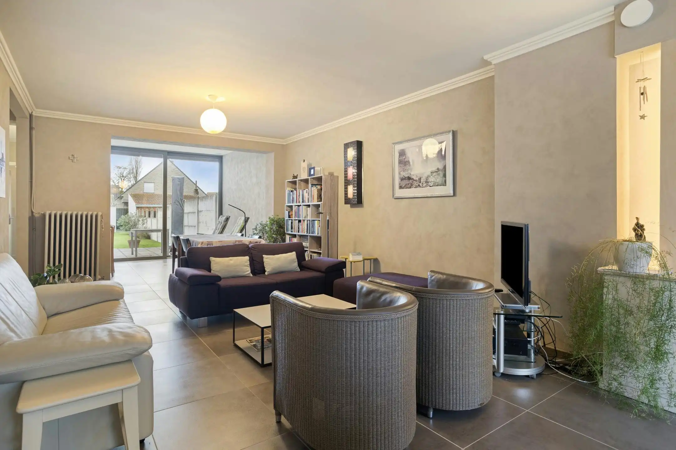 Instapklare woning met 3 slaapkamers, 2 badkamers, zuidgerichte tuin en garage. foto {{pictureIndex}}