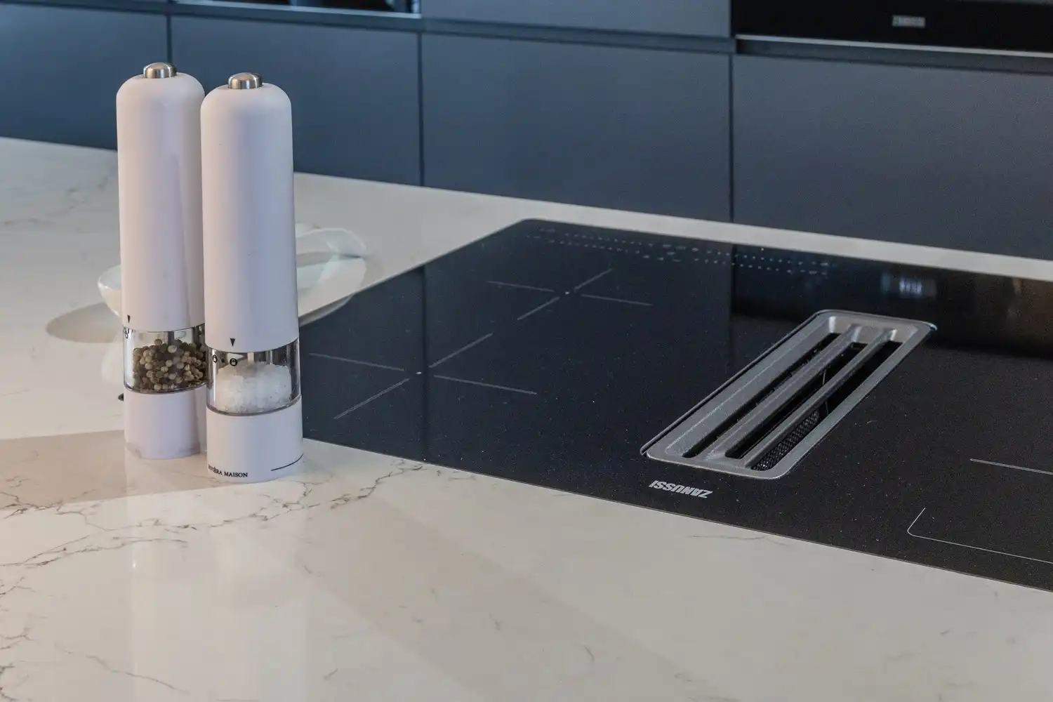 Stijlvolle, instapklare woning met vier slaapkamers, twee badkamers en verwarmd zwembad te koop in Lanaken foto 17