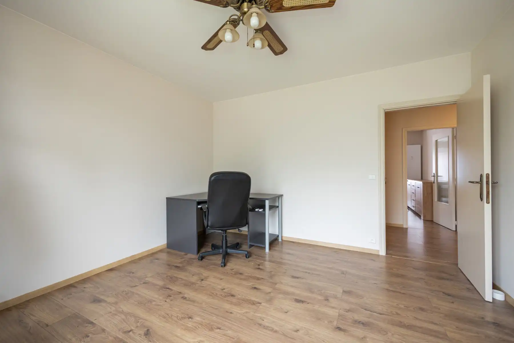 Gerenoveerd app met 2slk en garage foto 18