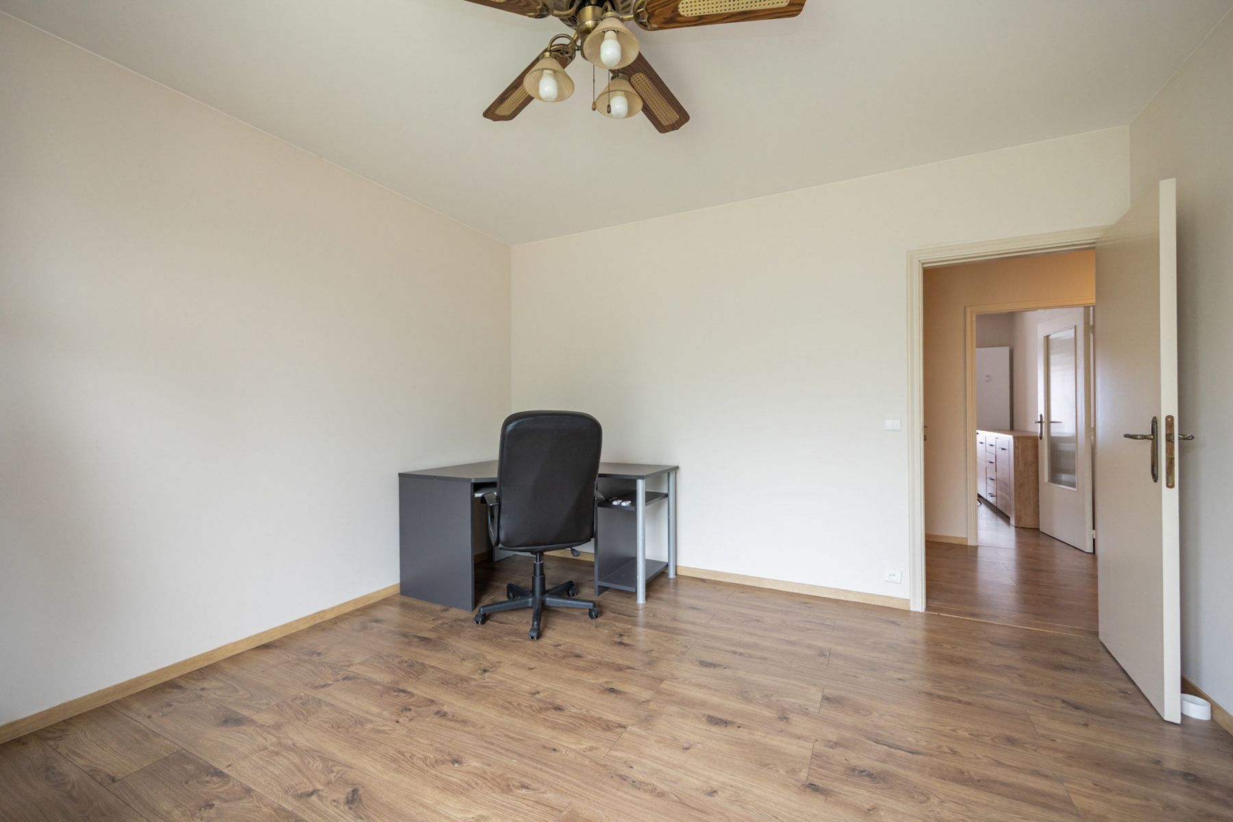 Gerenoveerd app met 2slk en garage foto 18