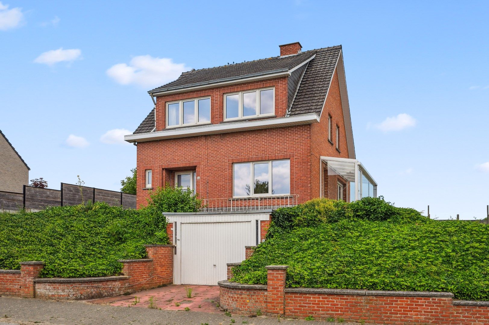 Hoofdfoto van de publicatie: Ruime open bebouwing met tuin, garage en 3 slaapkamers in Willebringen.