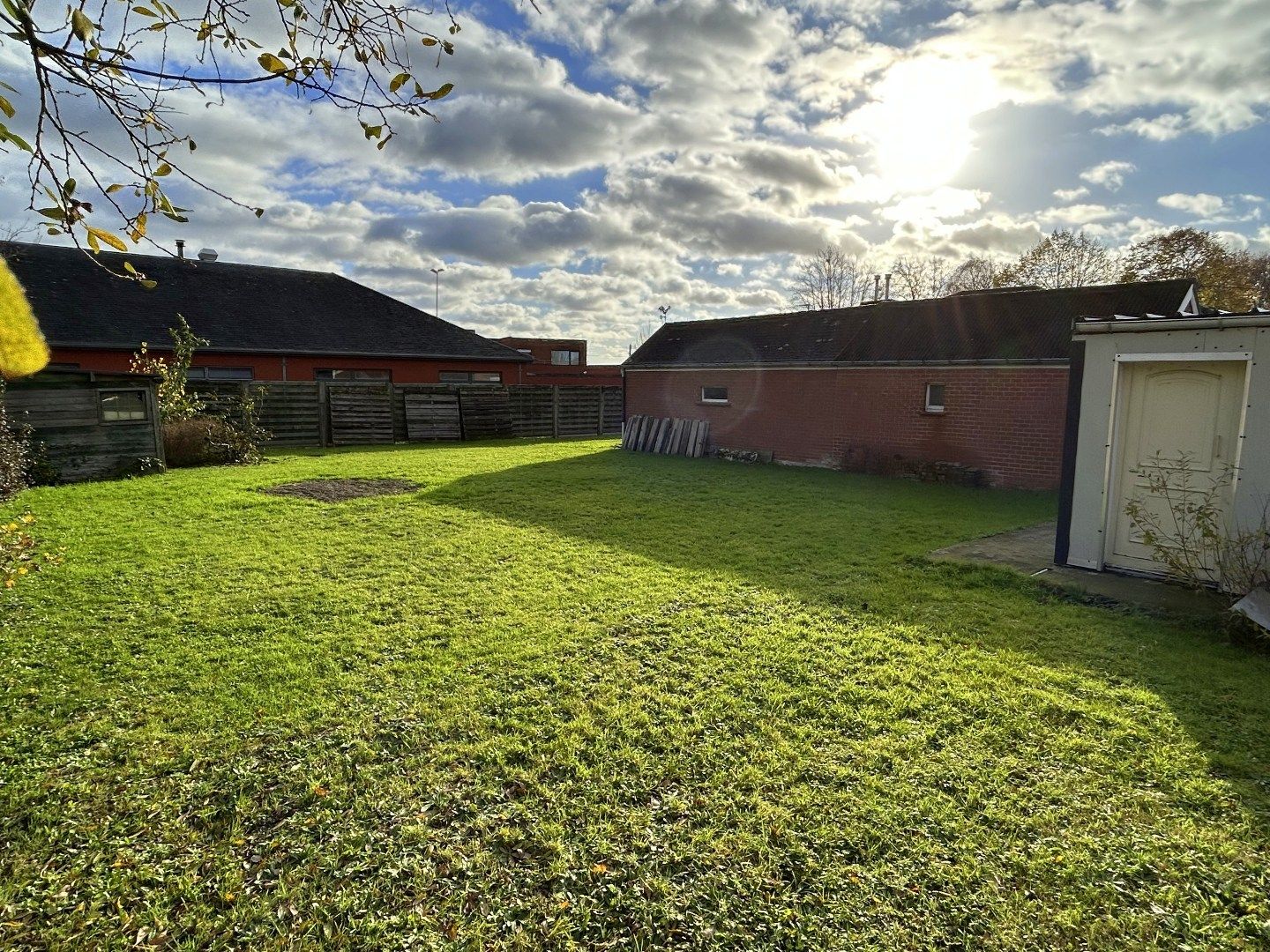 Bouwgrond (bouwen van een villa) van 1.062 m² te koop op rustige ligging vlakbij centrum-Gullegem foto {{pictureIndex}}