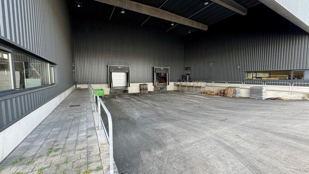 Magazijn met laadkades en kantoor te huur in Malle foto 17