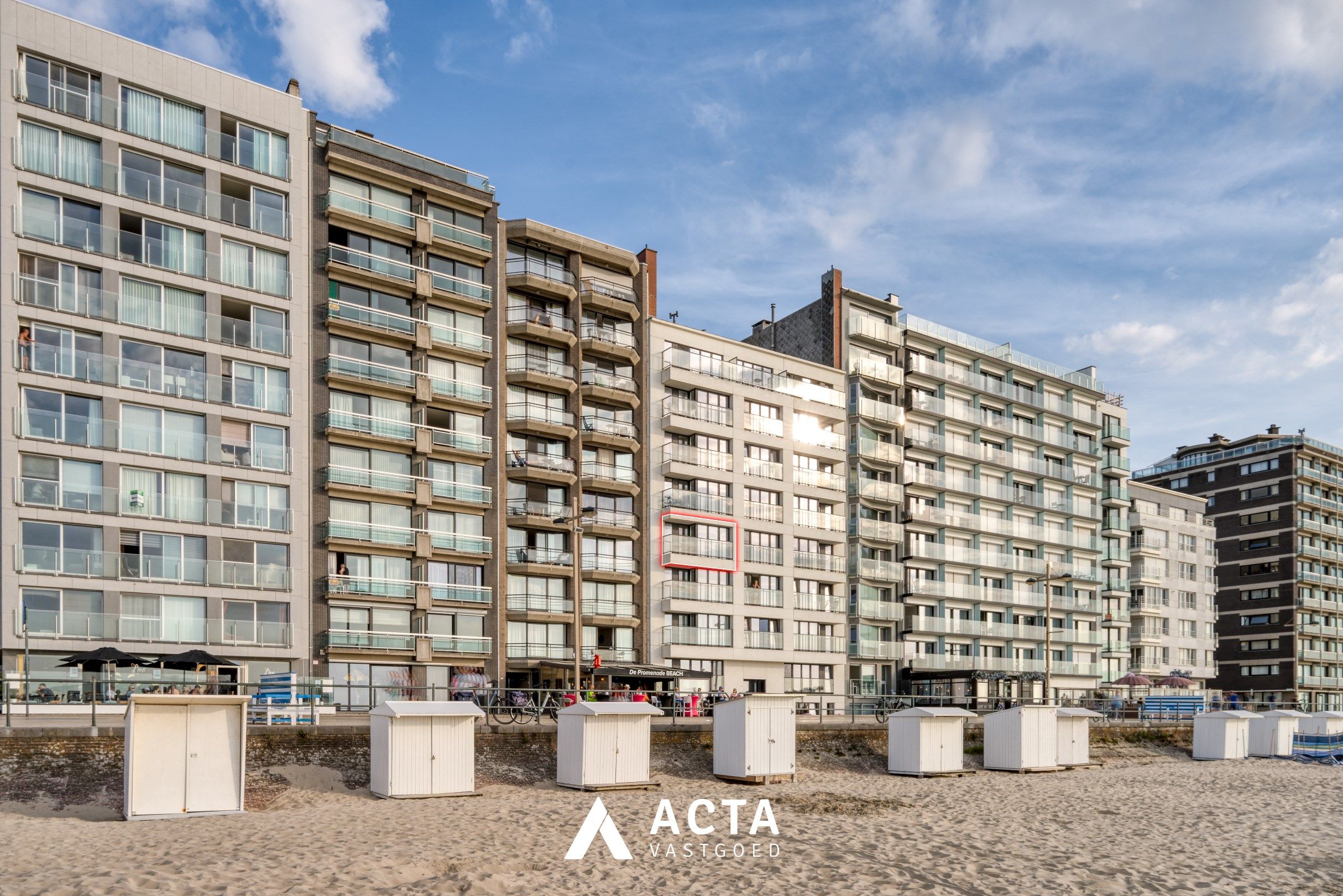 Gerenoveerd drie-slaapkamerappartement op de Zeedijk van Middelkerke foto {{pictureIndex}}