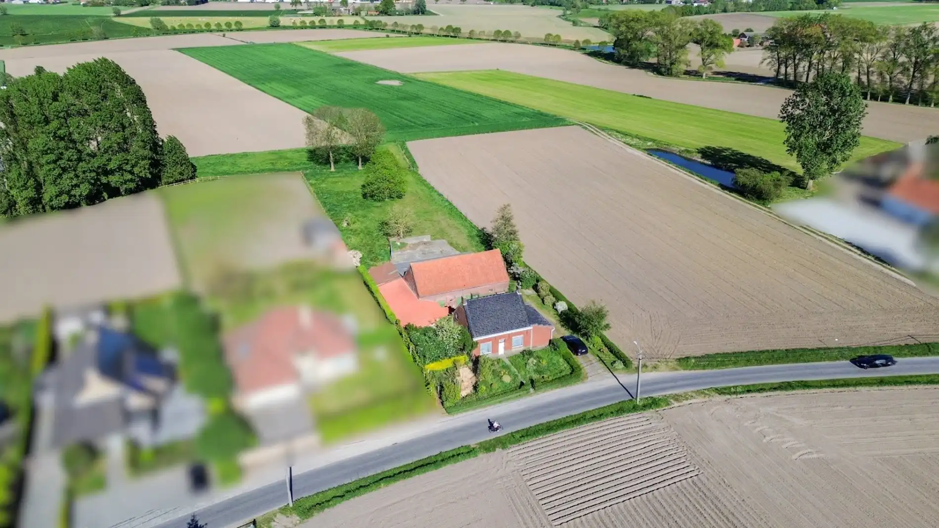 Landelijke hoeve-woning op ruim perceel, met weide en stallingen. foto 8