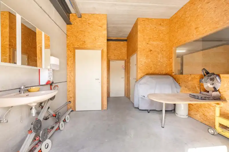Ruime loods met kantoorruimte aan de Oeselgemstraat te huur in Wakken – perfect voor uw bedrijfsactiviteiten! ✨ foto 11