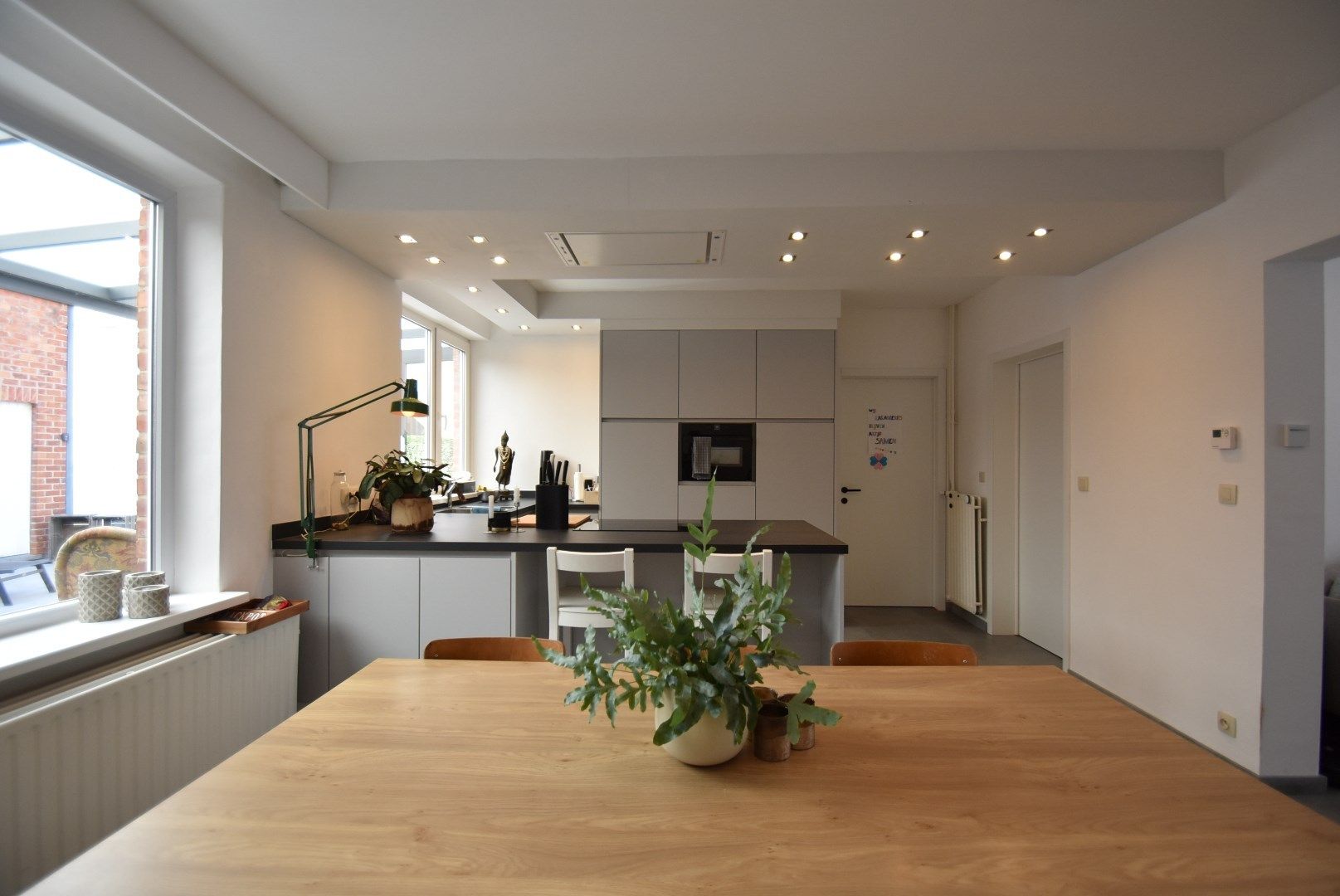 * * WACHTLIJST VOLZET * * Zeer grondig en geslaagd gerenoveerde woning met terras en dubbele autostandplaats foto 10