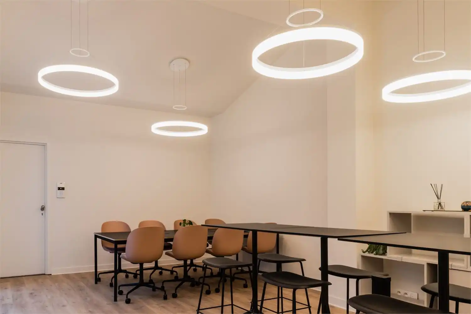 HIPPE INSTAPKLARE KANTOREN IN GERENOVEERDE HERENWONING foto 14