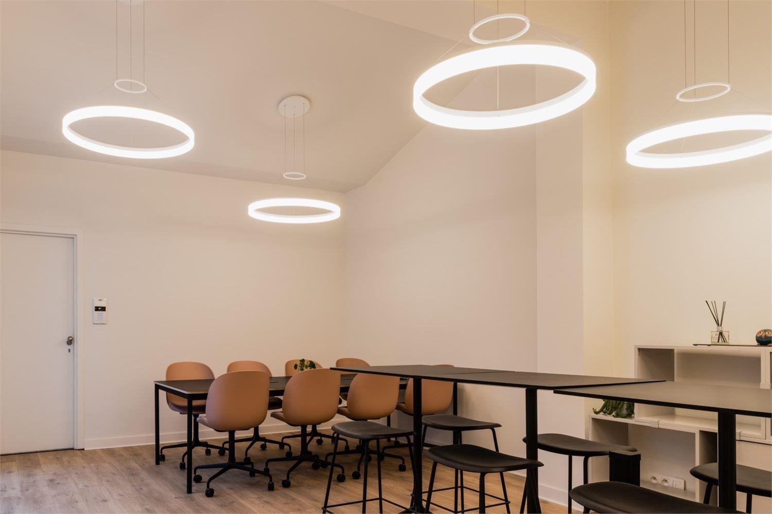 HIPPE INSTAPKLARE KANTOREN IN GERENOVEERDE HERENWONING foto 14