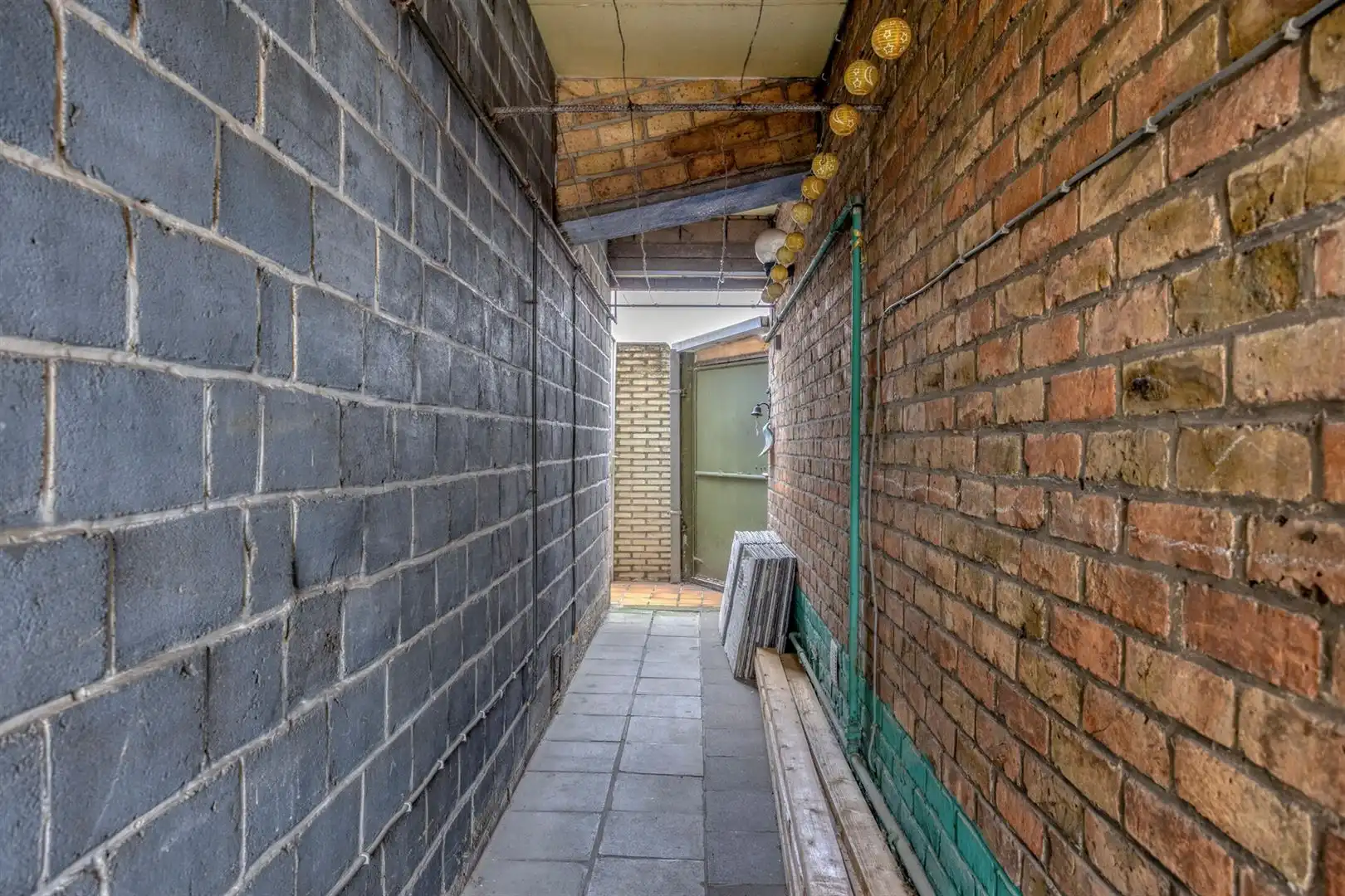 Te renoveren woning met zeer goede structuur en zijtoegang! foto 24