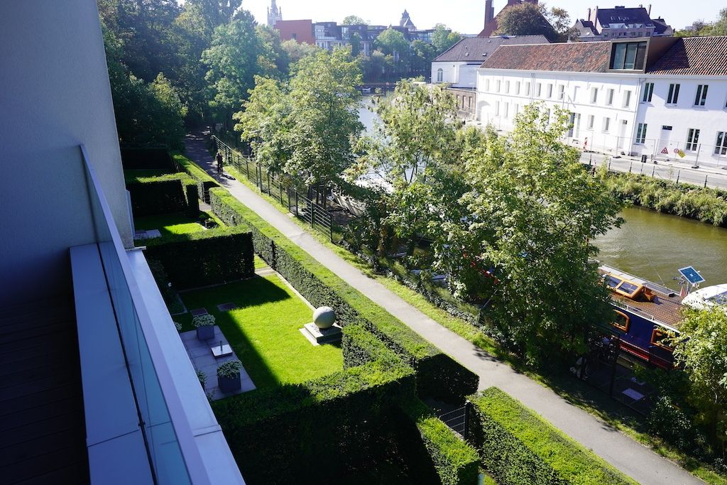 Laat jullie verrassen en bezoek dit smaakvol en buitengewoon appartement! foto 9