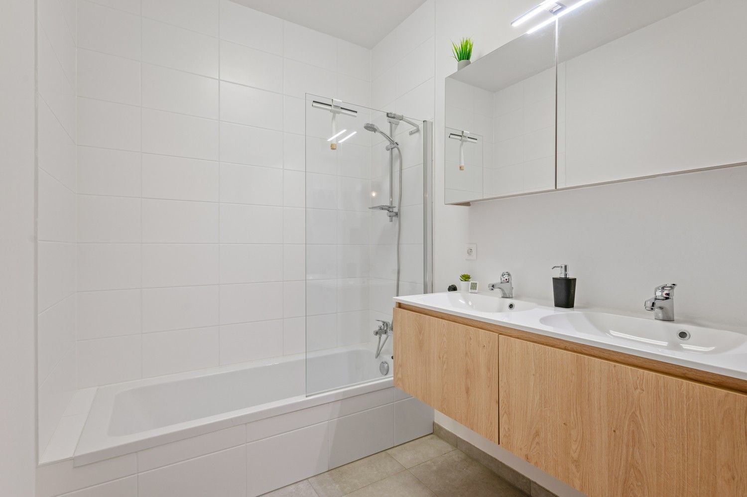 Modern appartement met 2 slaapkamers, groot terras & autostaanplaats in Lier! foto 13