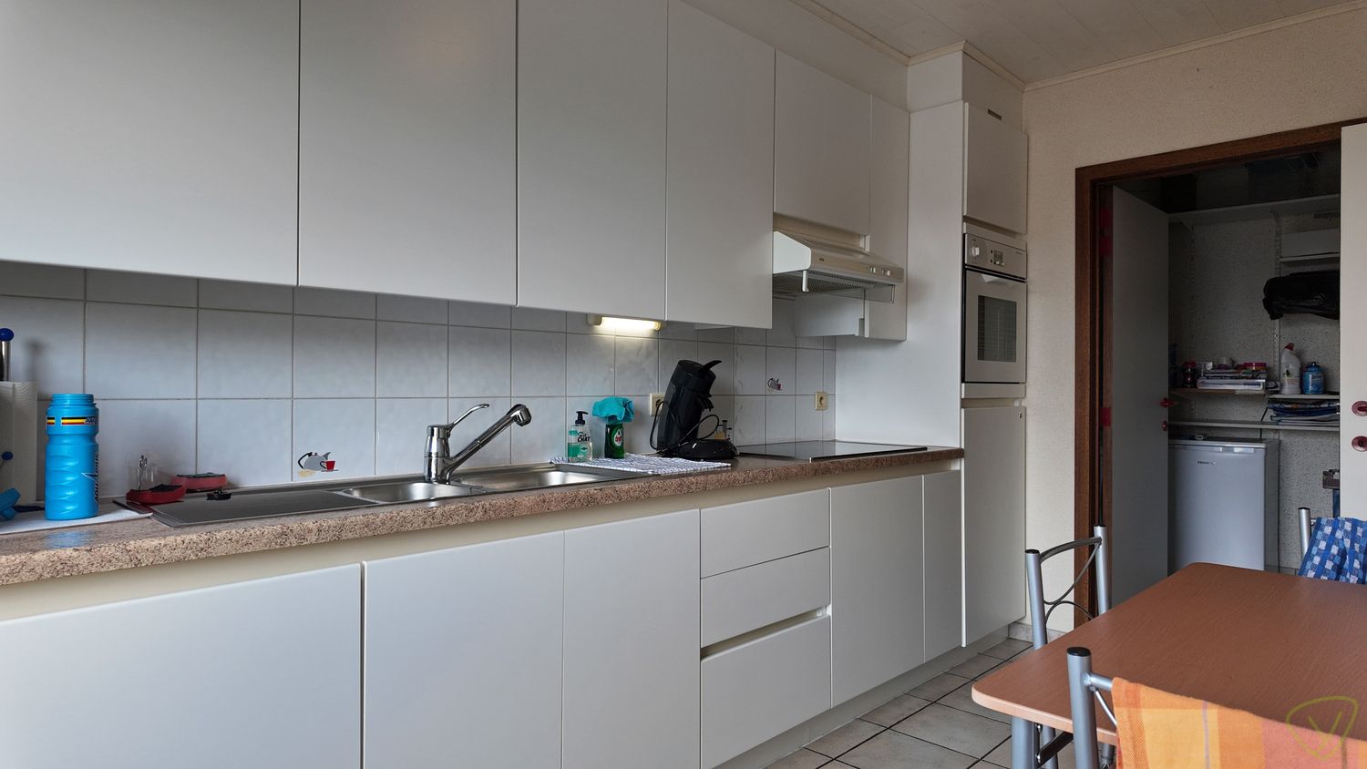 Instapklaar appartement met twee slaapkamers en parkeerplaats inbegrepen! foto 8