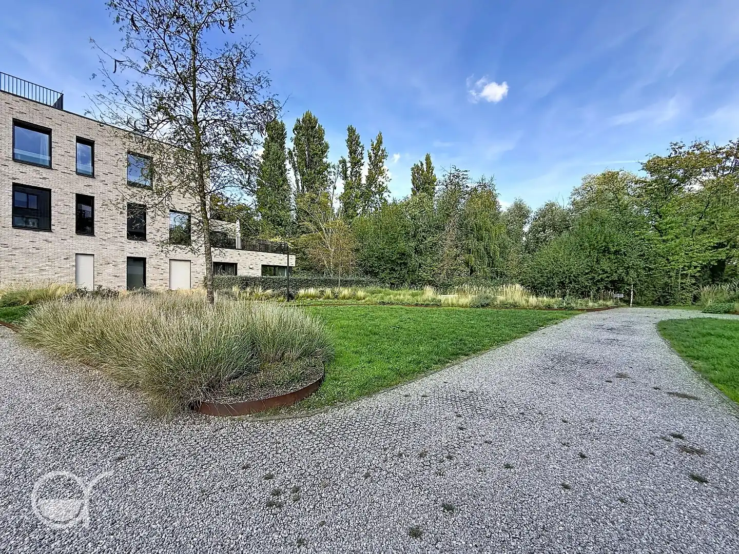 Ruim en lichtrijk tweeslaapkamerappartement met autostaanplaats te huur foto 12