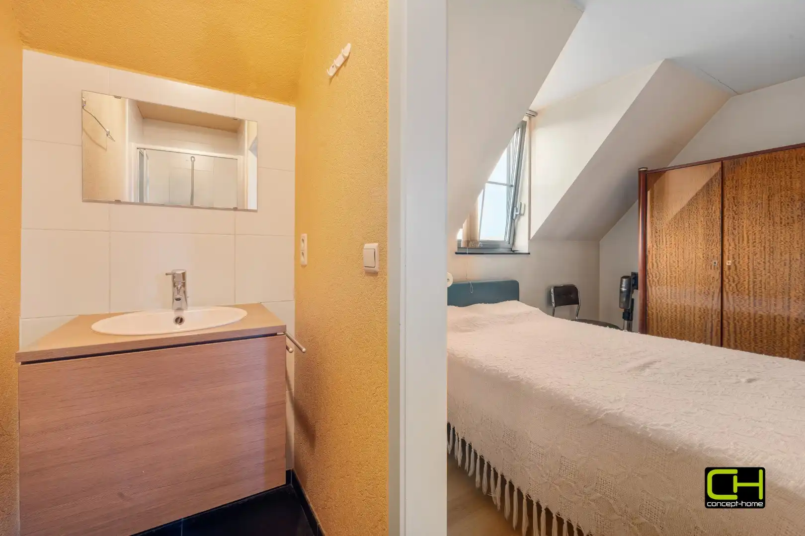 Lichtrijk duplex appartement met terras en ondergrondse staanplaats te koop in Lievegem foto 11