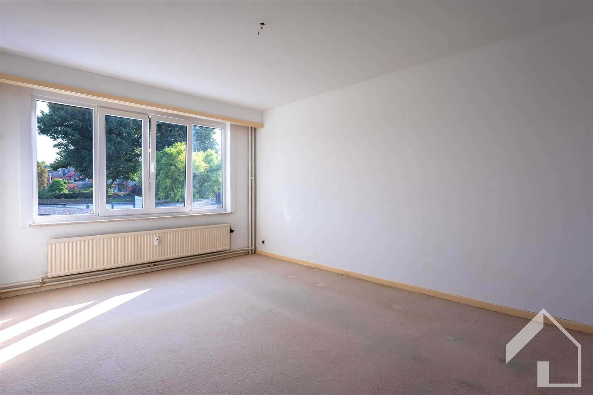 Ruim op te frissen 3-slaapkamerappartement met garage  foto 8
