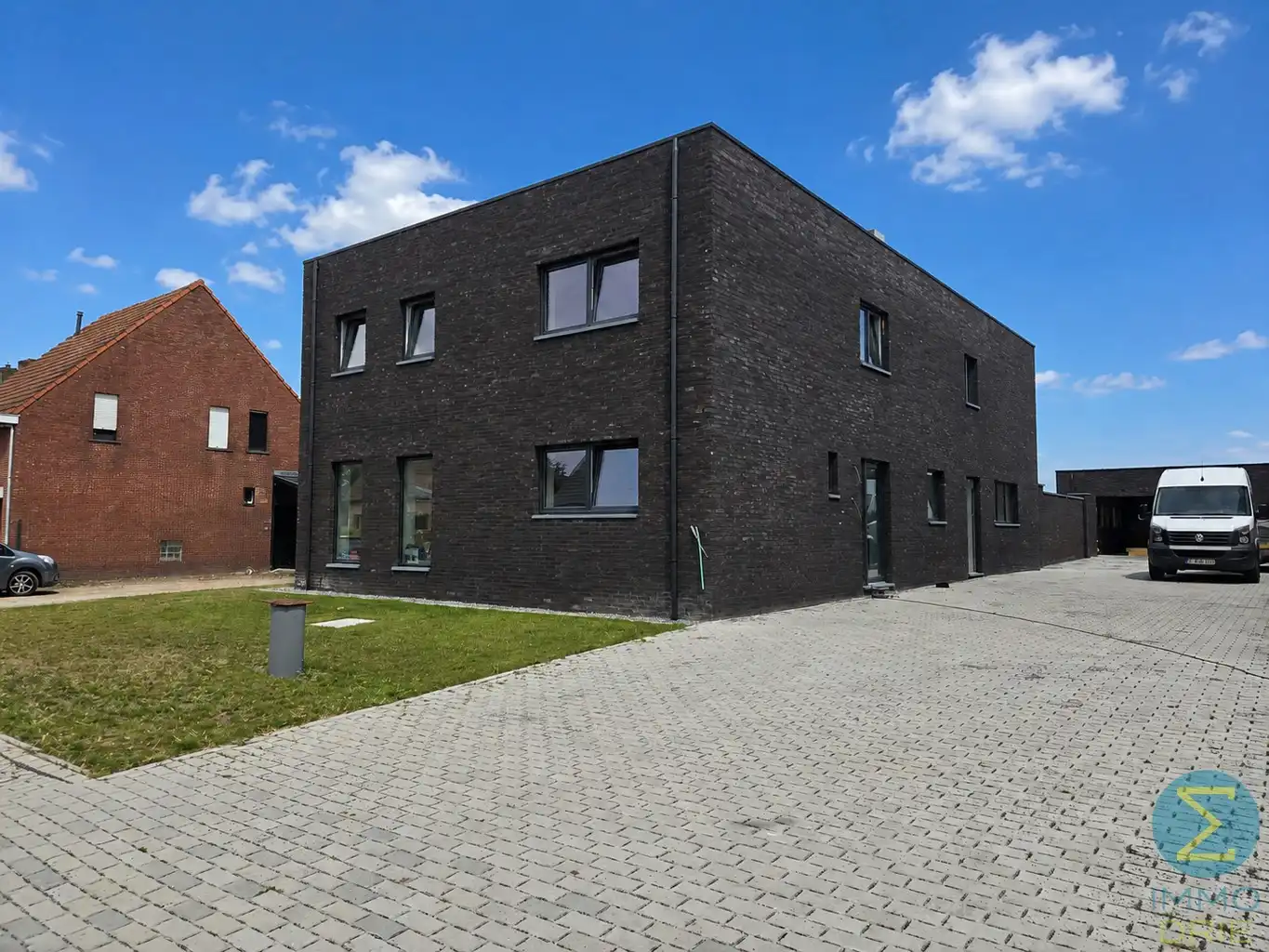 Hoogwaardig afgewerkte nieuwbouwwoning nabij het centrum. foto {{pictureIndex}}