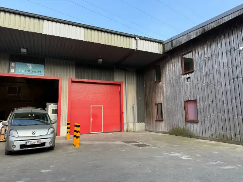 Ruime opslagruimte met mezzanine te huur in Evergem – vlot bereikbaar foto {{pictureIndex}}