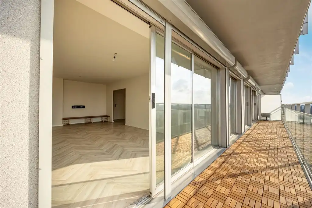 Gerenoveerd appartement met panoramisch zicht foto 5