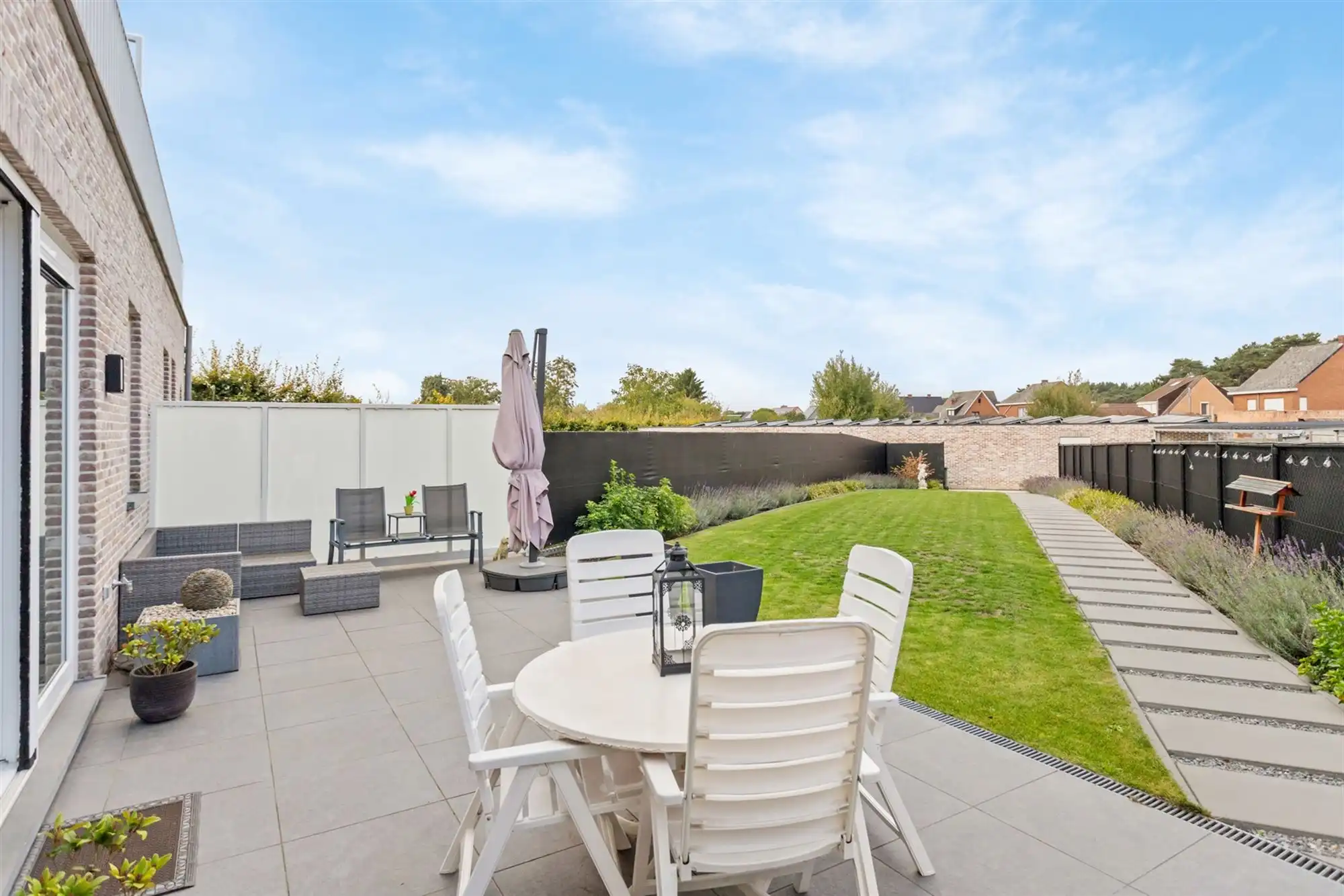 RECENT GELIJKVLOERS APPARTEMENT MET BIJHOREND TERRAS EN RUIME PRIVATE TUIN GELEGEN TE MEERHOUT foto 2