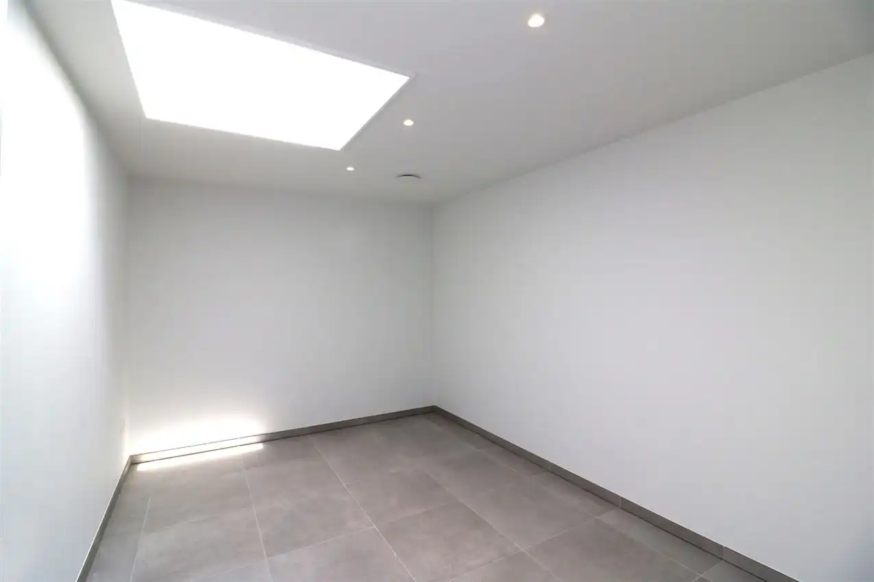 Gunstig gelegen, vernieuwd app. met 3 slpk., 2 badk. en garage foto 17