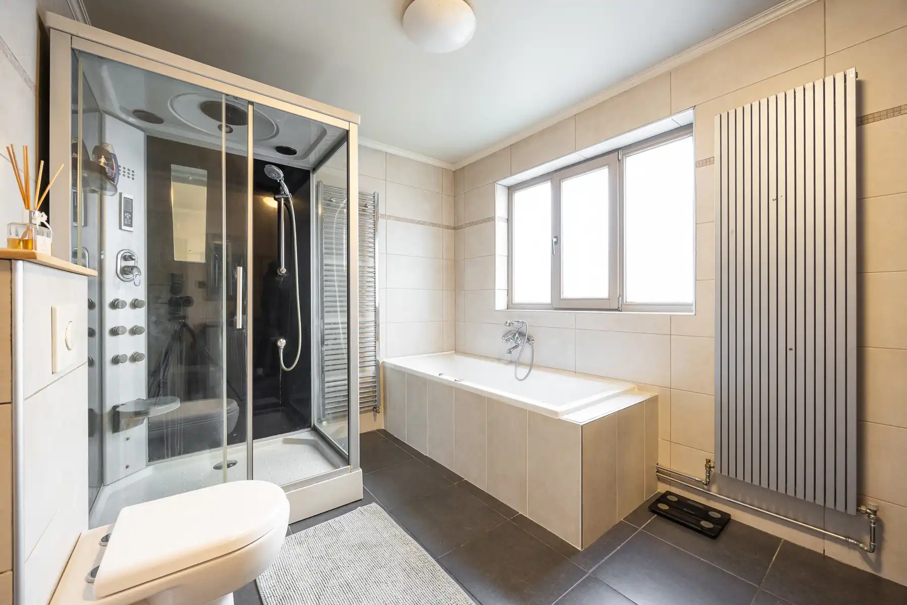 Recent gerenoveerde woning op een ruim perceel van 996 m². foto 14