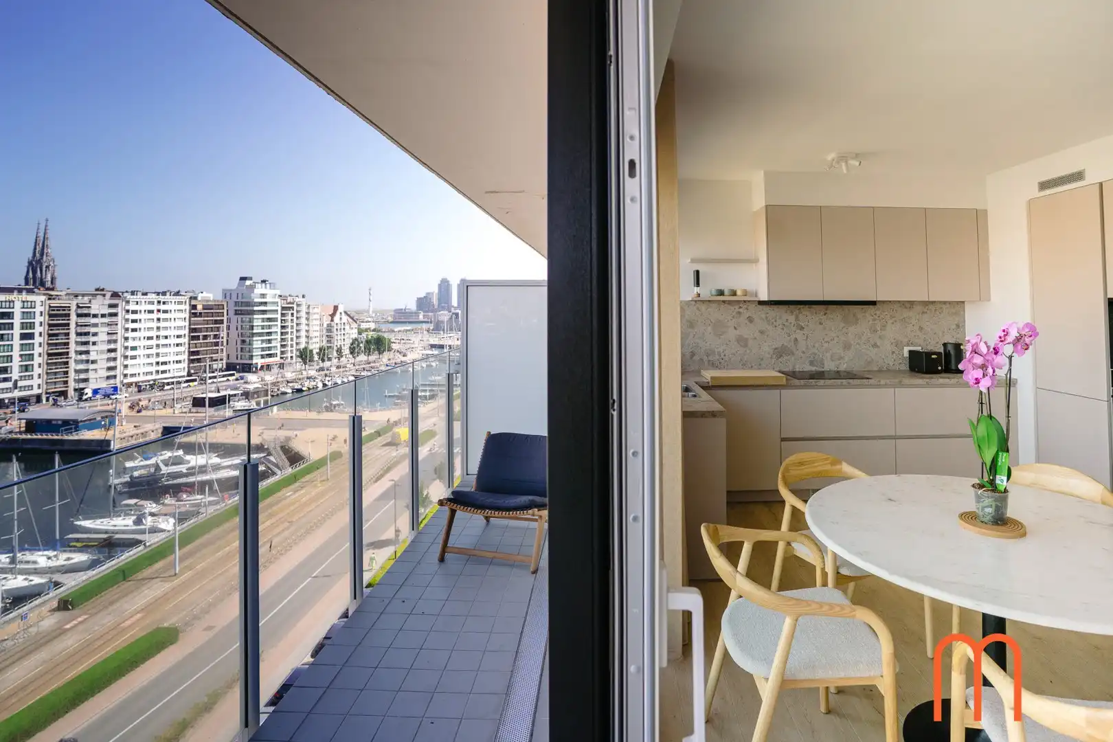 Volledig gerenoveerd en gemeubeld appartement met uniek zicht op de Mercator en de jachthaven in Oostende foto 2