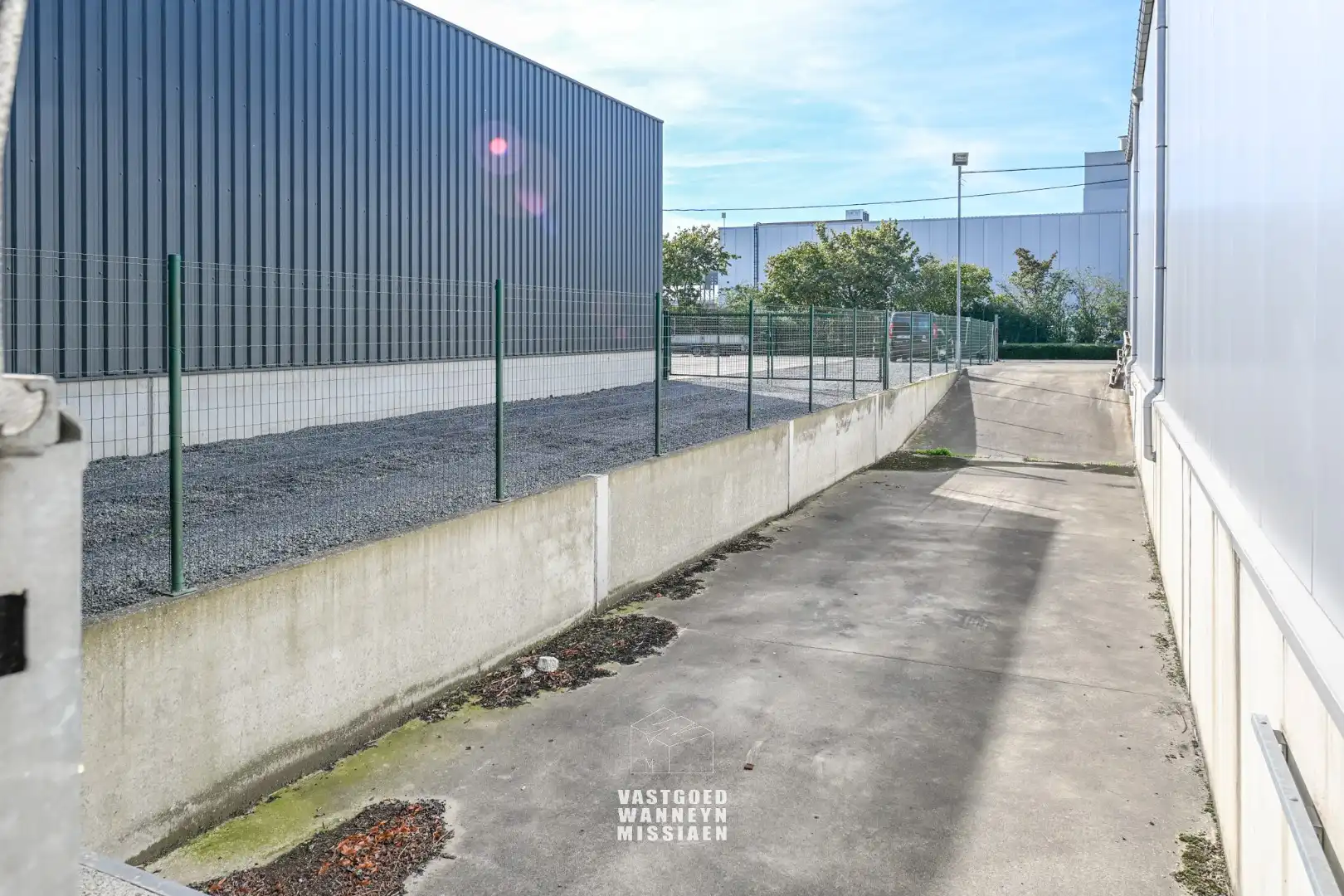 Loods met laadkade, geïntegreerd kantoor en conciërgewoning op 1124 m² foto 25