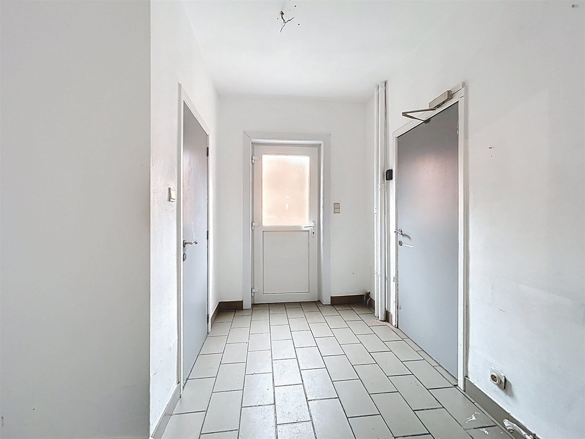 Handelspand met woongelegenheid + 2 app foto 17