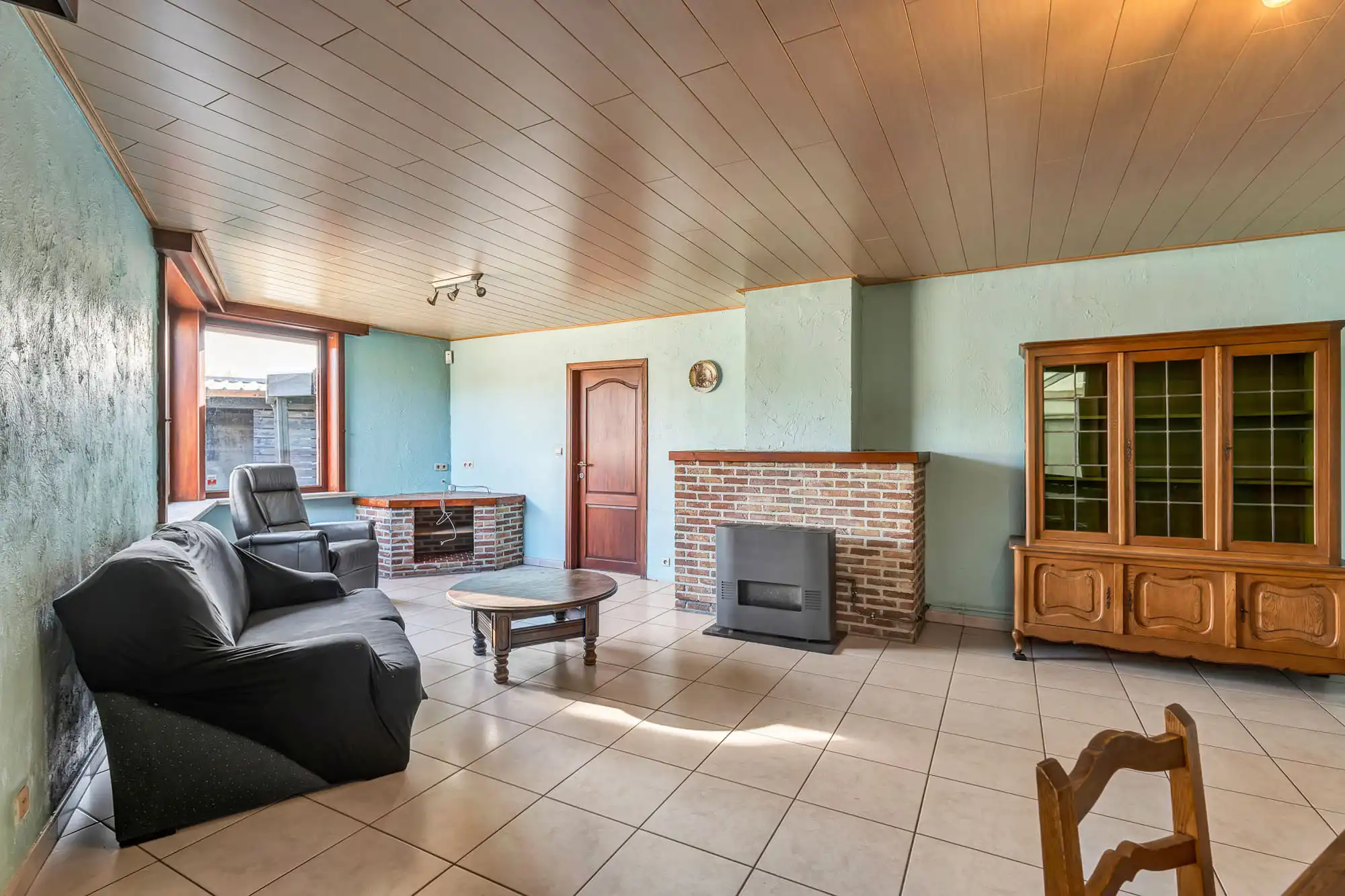 Te renoveren halfopen woning met ruime garage en grote tuin foto 2