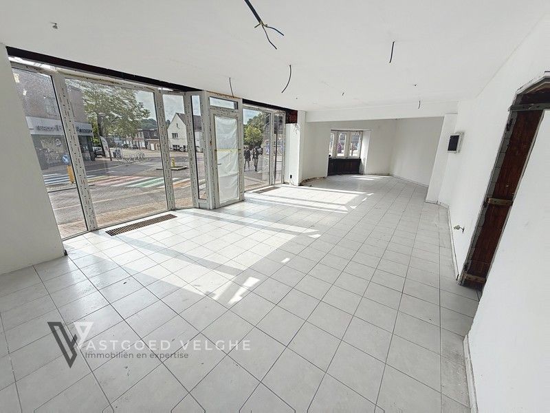Te renoveren handelspand met duplex appartement op zichtlocatie foto 2