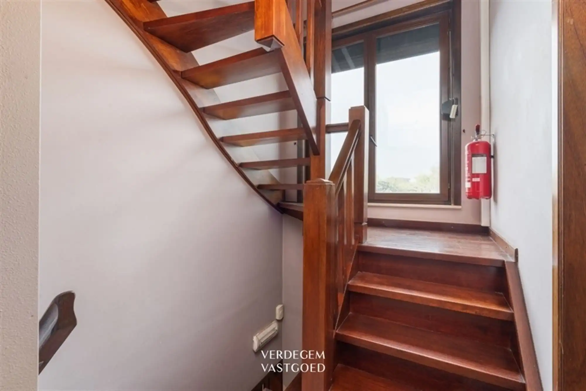 Handelspand met woonst tegenover ziekenhuiscampus Lokeren foto 9