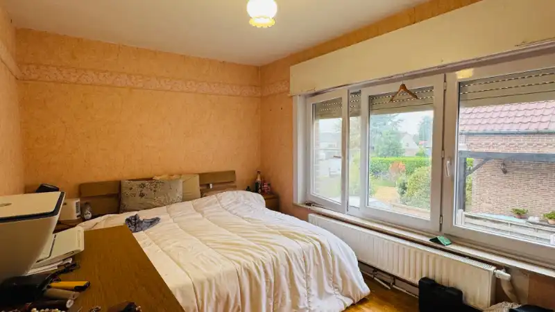 Grote, te renoveren half open bebouwing met 4 slaapkamers, tuin en garage foto 13