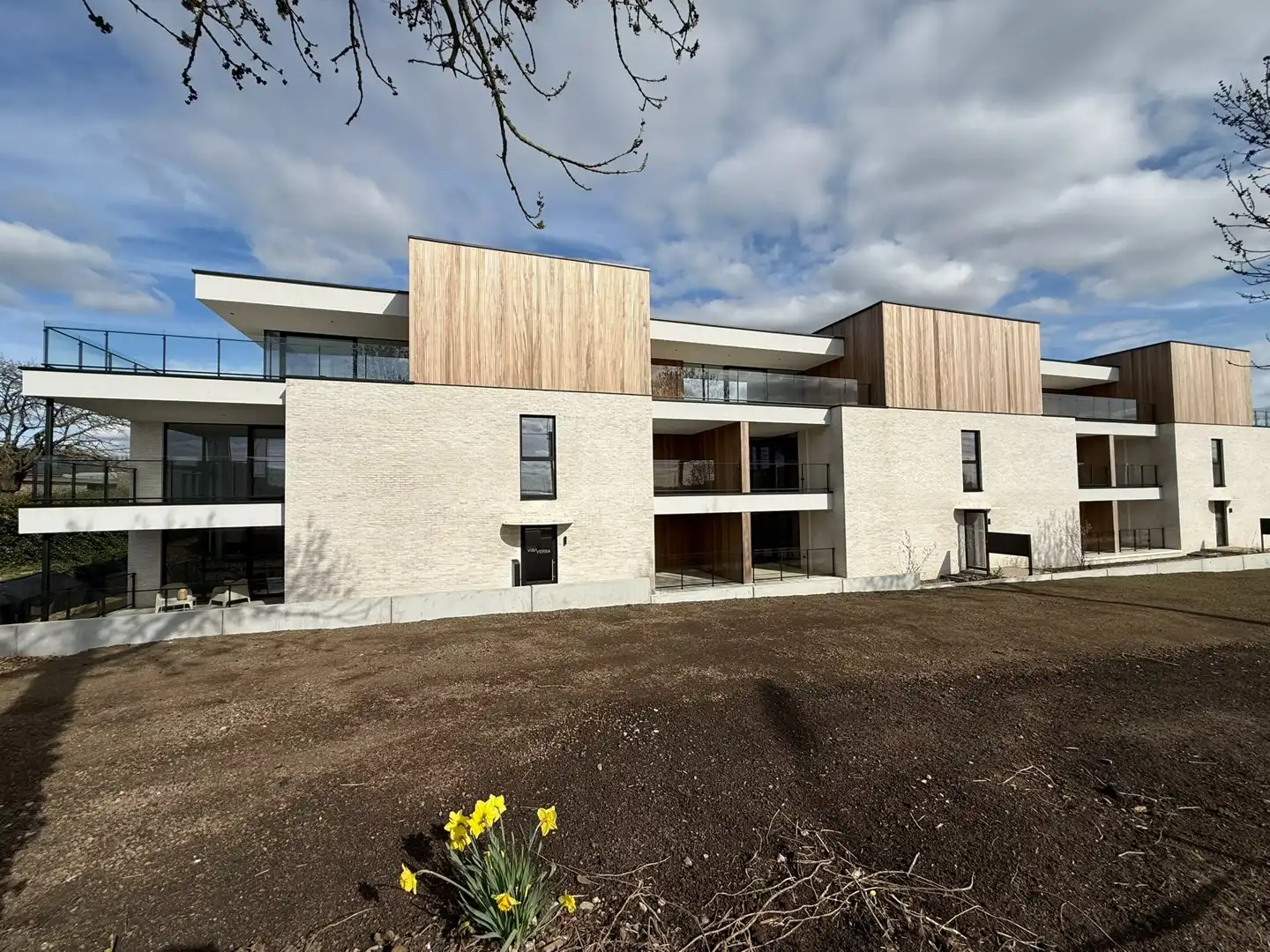 Instapklaar en energiezuinig gelijkvloers appartement met 1 slaapkamer en ruim terras te Riemst. foto {{pictureIndex}}