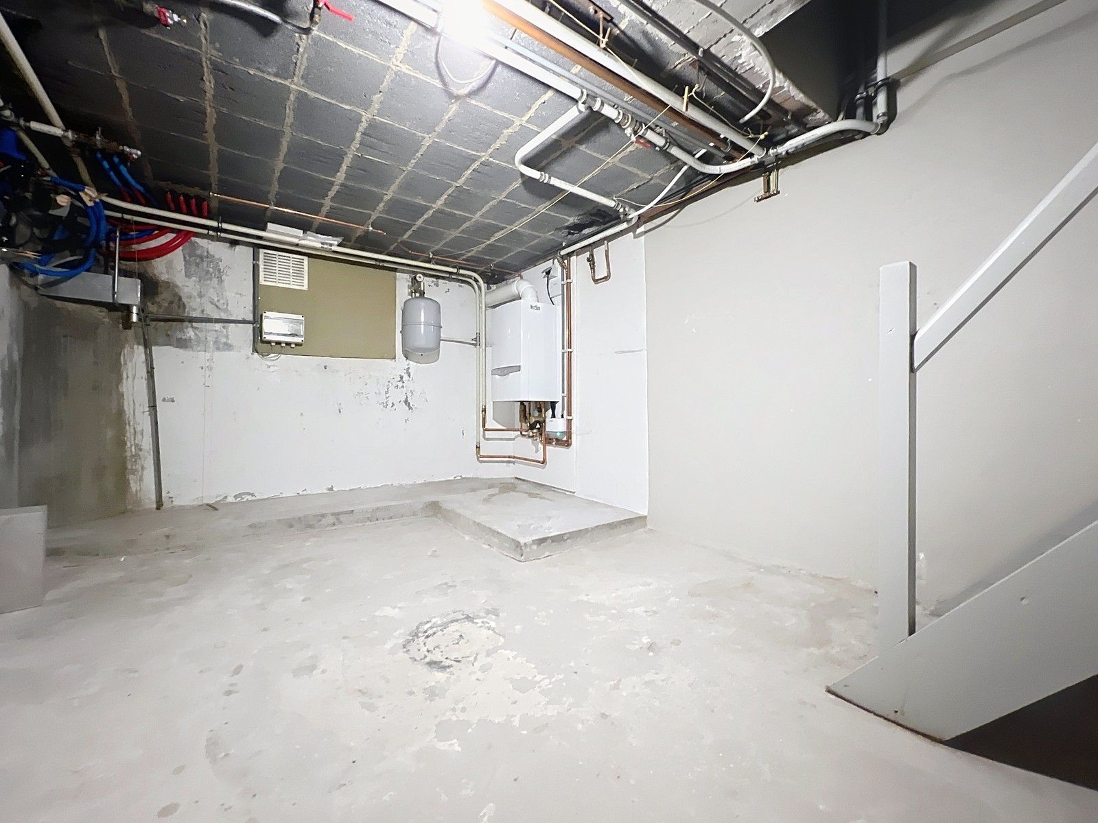Ruime gezinswoning met garage + magazijn van 260m² en zonnige tuin in hartje Izegem. foto 11