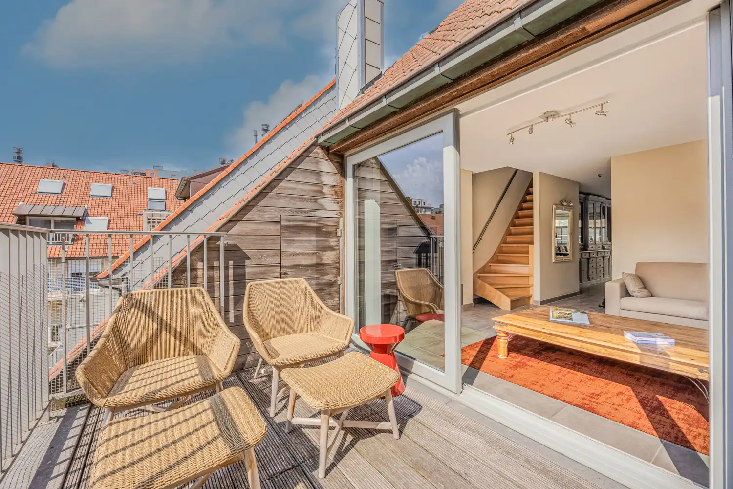 Zonnige duplex met 2 terrassen en zijdelings zeezicht foto {{pictureIndex}}