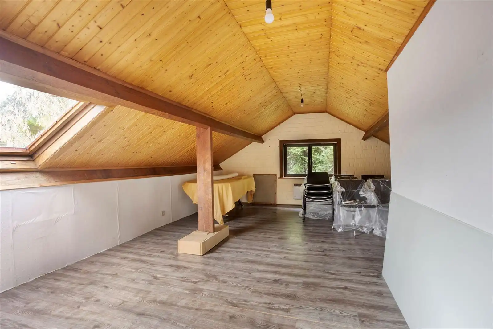 Villa op te frissen in hartje Pajottegem foto 14