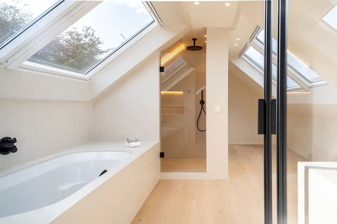 Gerenoveerde villa met 5 slaapkamers gelegen in een rustige residentiële omgeving  foto 27