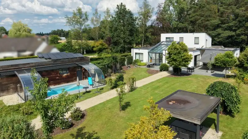 Moderne villa van 247m² op 58 are met bijgebouw-garage en zwembad foto {{pictureIndex}}