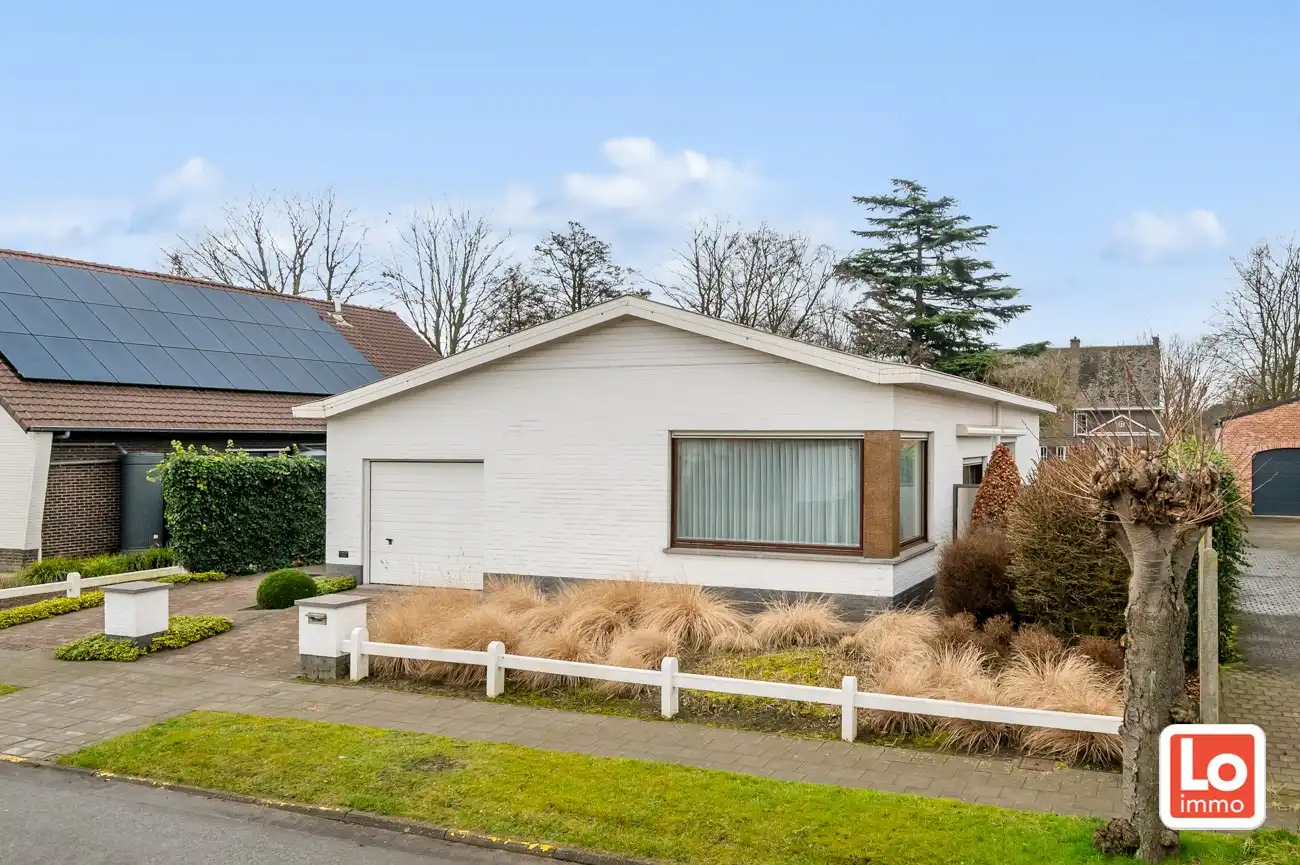 VERKOCHT! Goed onderhouden op te frissen gelijkvloerse woning met inpandige garage in een rustige straat nabij het centrum van Zelzate! foto 2