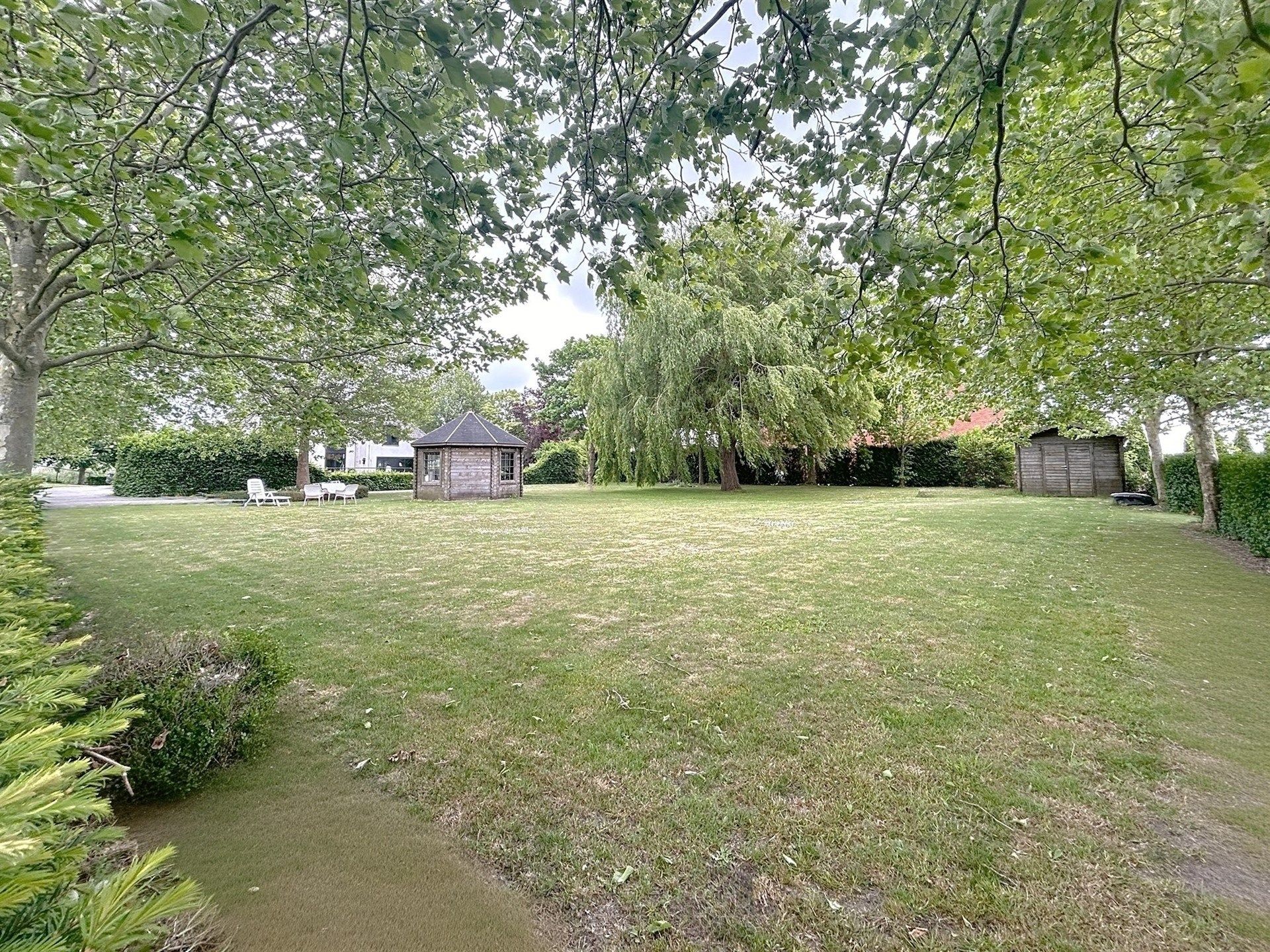 Prachtige villa met 5 slaapkamers, garage en verwarmd zwembad op perceel van 5864 m². foto 9