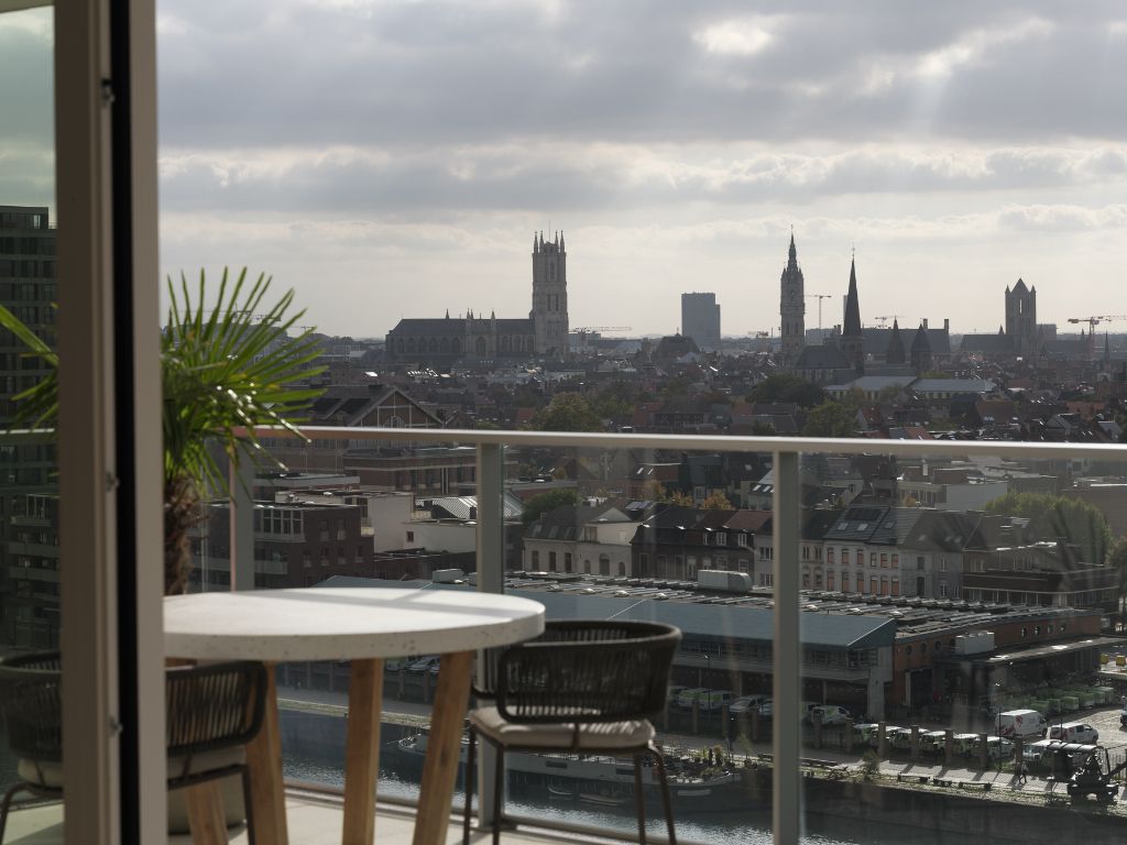 Luxe appartement (BJ 2020) met een adembenemend zicht over het water en de stad. foto 9