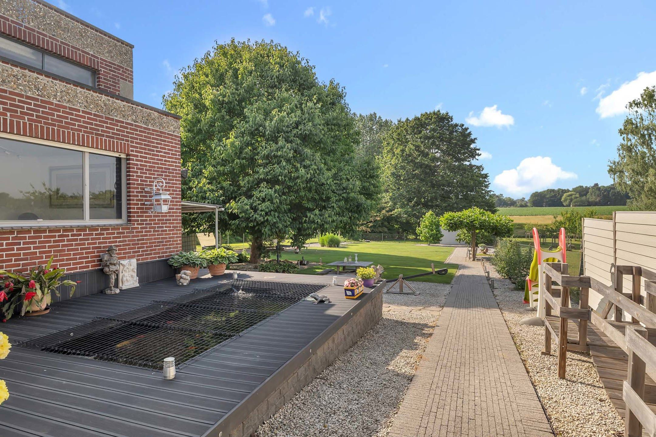 Instapklare ruime woning met loods(verkoop onder aandelen) foto 32