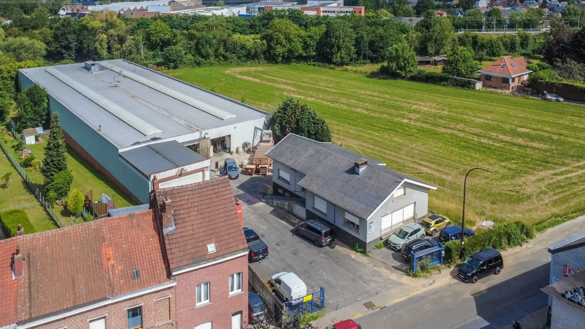 ZEER RUIME LOODS (3000m²) + WONING/BUREEL ! foto 3