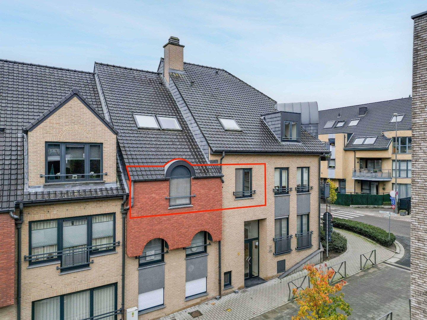 ENERGIEZUINIG APPARTEMENT MET 2 SLPKS + GARAGEBOX IN HARTJE LANAKEN !  foto {{pictureIndex}}